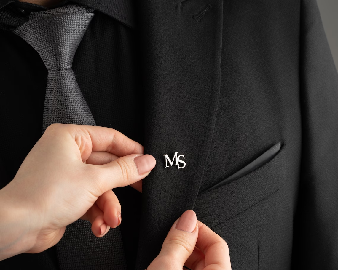 Personalized Initials Jacket L - огляд і ціна Tuxedo Lapel Pin